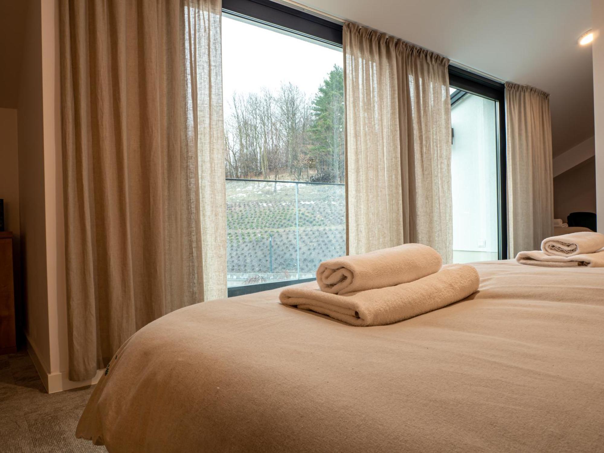 Szklane Lniane Hotel Korczyna  ภายนอก รูปภาพ